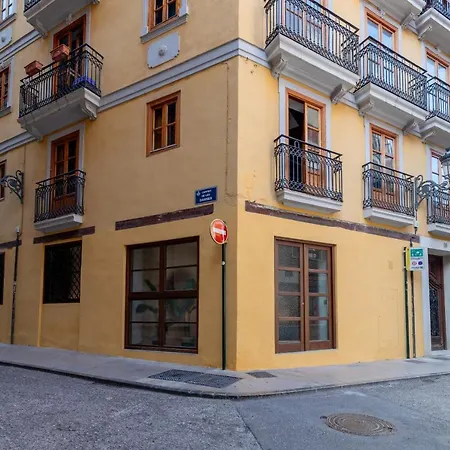 Apartup Market Square Deluxe Apartment *